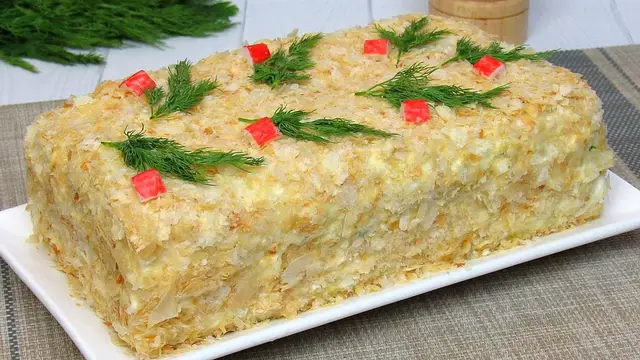 Необычный слоеный салат Наполеон на праздничный стол