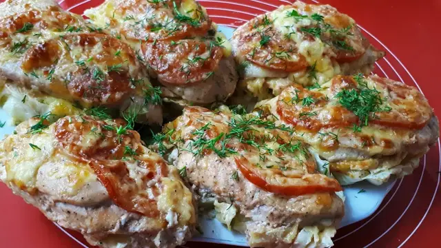 Запечённая капуста с куриной грудкой в кефирном маринаде
