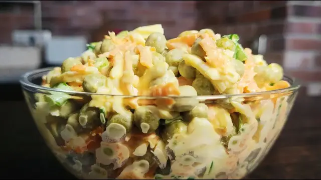 Бюджетный салат из обычного горошка
