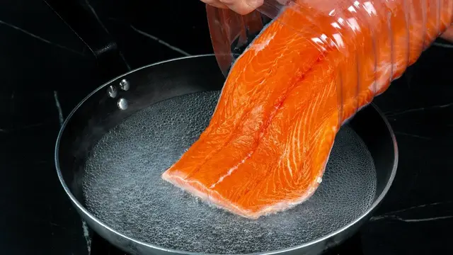 Нежный рыбный суп с лососем, шпинатом и шампиньонами
