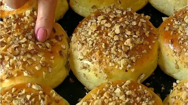 Воздушные булочки с орехами