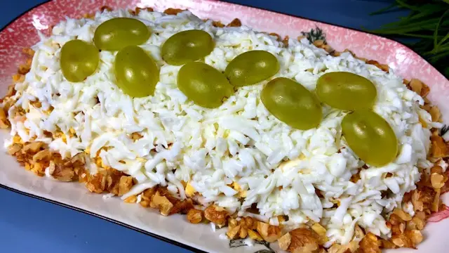 Праздничный салат из куриной грудки и маринованных огурцов