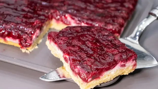 Нежный и лёгкий вишнёвый пирог к чаю