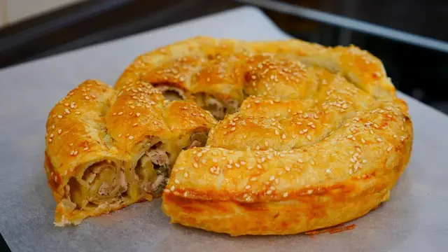 Простой и вкусный мясной пирог в духовке 