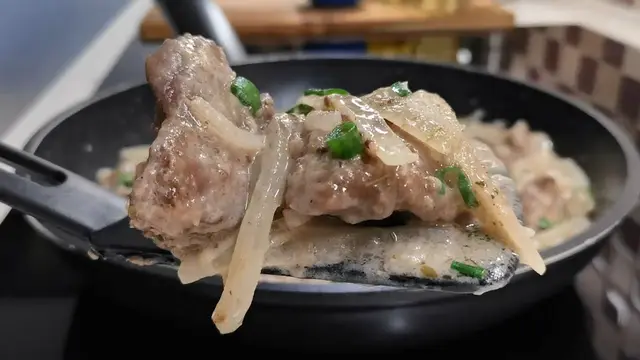 Вкуснейшая куриная печень в сметанном соусе на луковой подушке