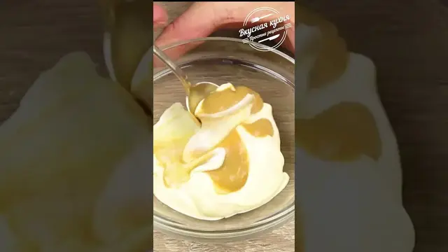 Cалат с курицей, грецкими орехами и вялеными ягодами