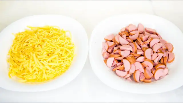 Ленивый пирог с сосисками и сыром