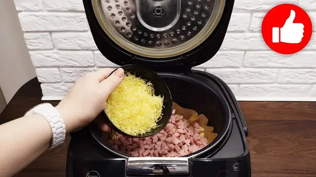 Запеканка из картошки и сосисок в мультиварке