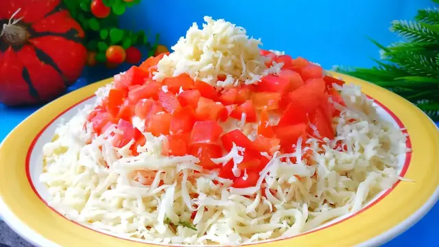 Слоёный салат из копченой курицей 