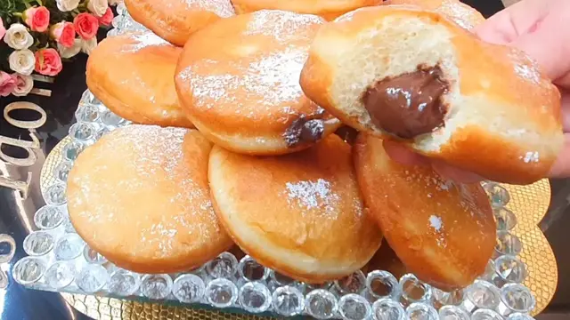 Воздушные пончики с шоколадом