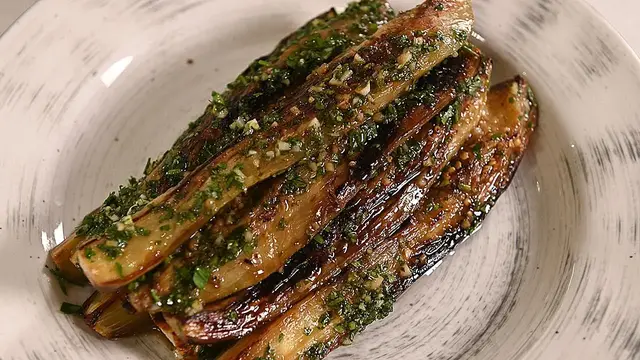 Обжаренные баклажаны с петрушкой и чесноком