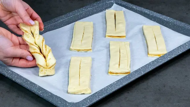 Десерт из слоёного теста с яблочным джемом
