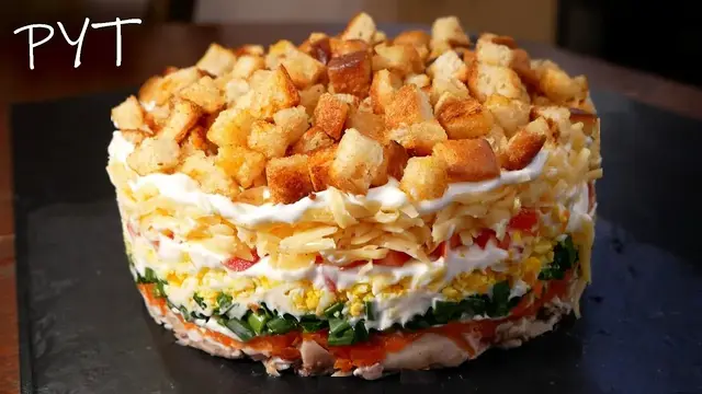 Слоеный салат с курицей, сыром и сухариками
