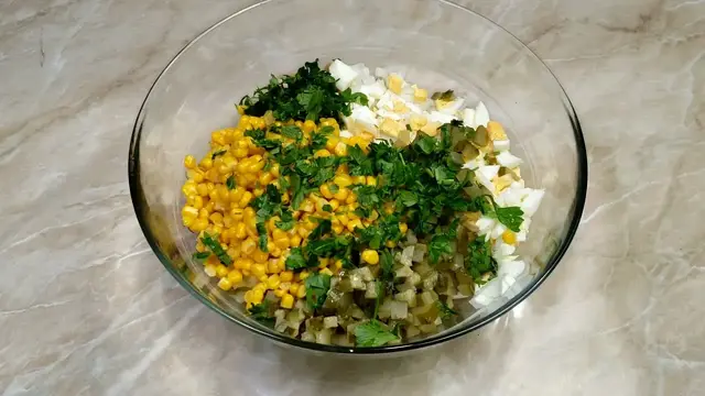 Салат с курицей и маринованными грибами 