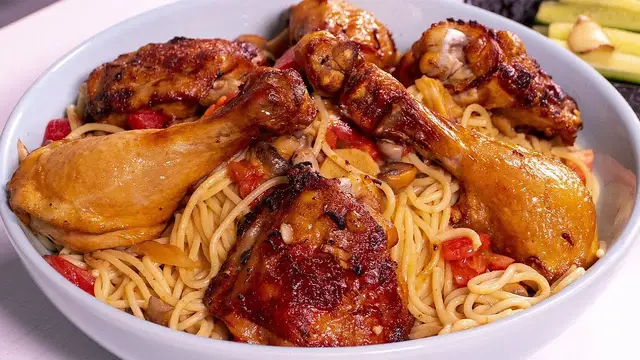 Макароны с курицей в соусе Том ям