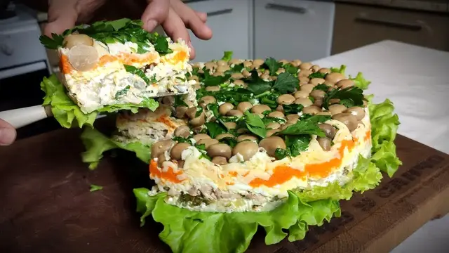 Потрясающий салат с маринованными грибами и огурцами