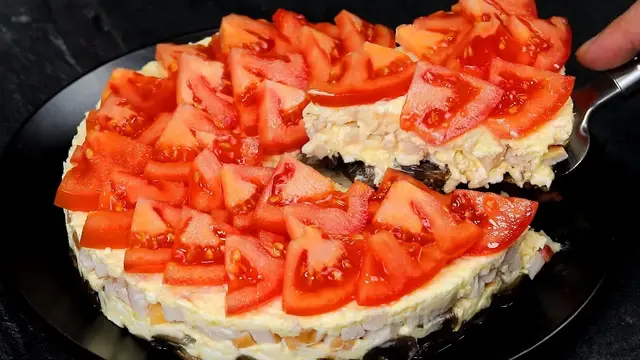 Салат с куриной грудкой, шампиньонами и плавленого сырка на праздничный стол
