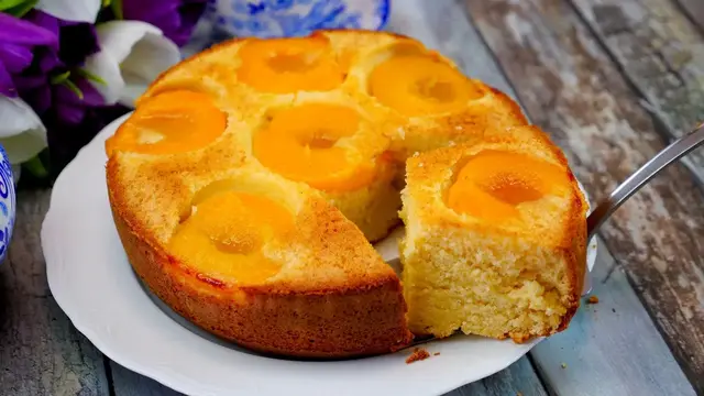 Простой пирог с персиками к чаю