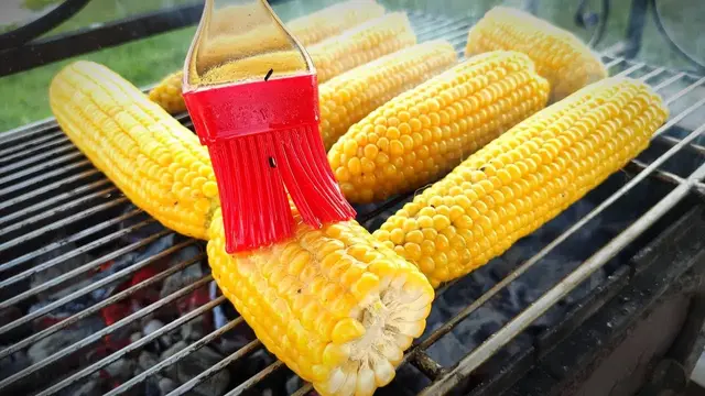 Жареная кукуруза на мангале