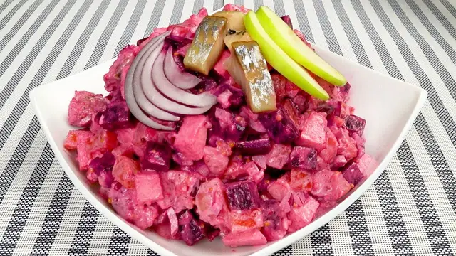 Удивительно вкусный салат со свеклой, селедкой и яблоками