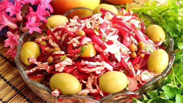 Салат с пекинской капустой и свёклой