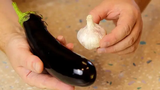 Лёгкая закуска из баклажанов с чесноком