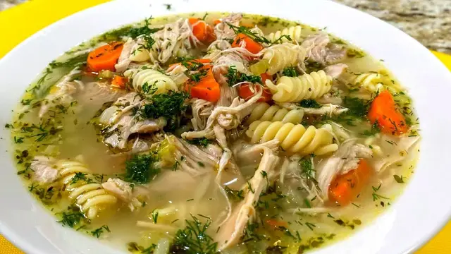 Домашний куриный суп с лапшой