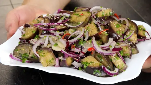 Простой и вкусный салат из баклажанов