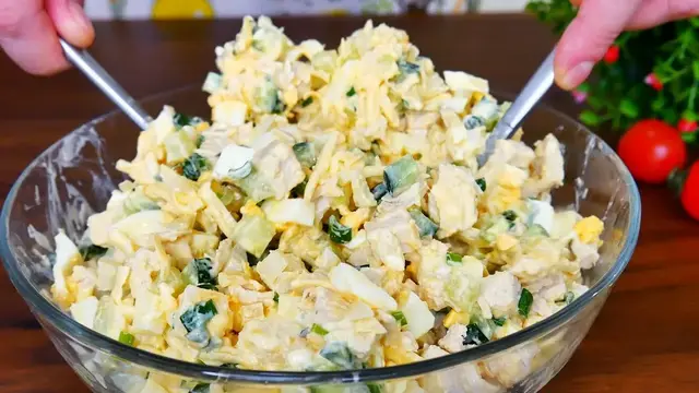 Простой салат с куриной грудкой и огурцами 