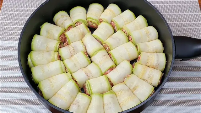 Рулеты из кабачков и фарша