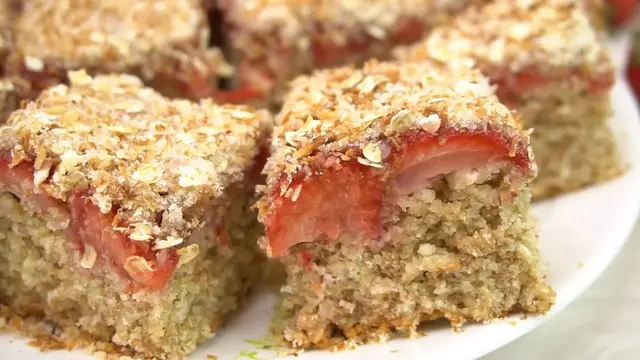 Пирог из овсяных хлопьев с клубникой