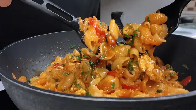 Макароны, тушеные в подливе на сковородке 
