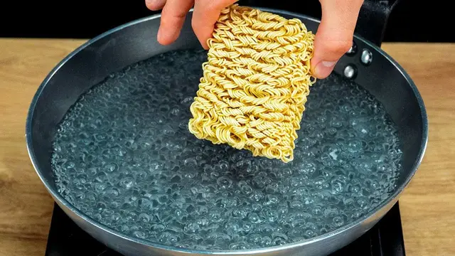 Макароны с охотничьими колбасками и моцареллой
