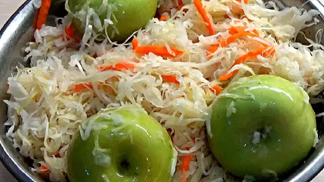 Квашеная капуста с яблоками без сахара
