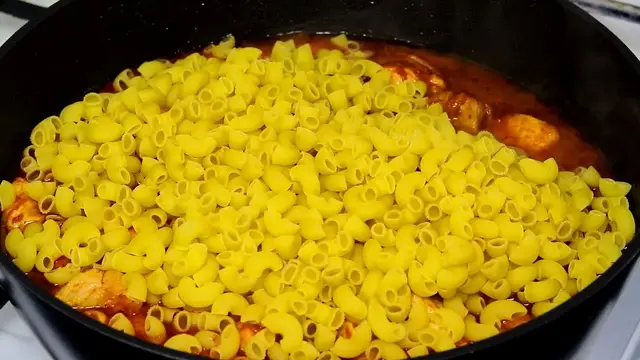 Макароны с мясной подливой