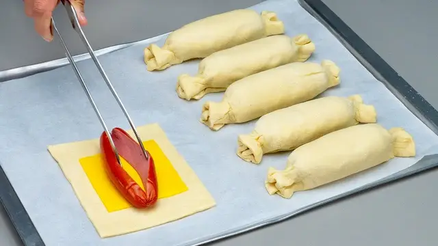 Самый вкусный аперитив из слоеного теста с сосисками