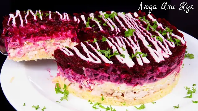 Слоеный салат с курицей и свеклой