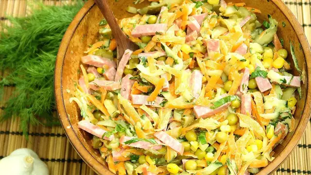 Салат с копченой колбасой и овощами