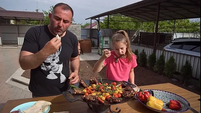 Мясо с овощами на сковороде