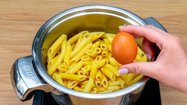 Сытная запеканка из макарон на сковородке 