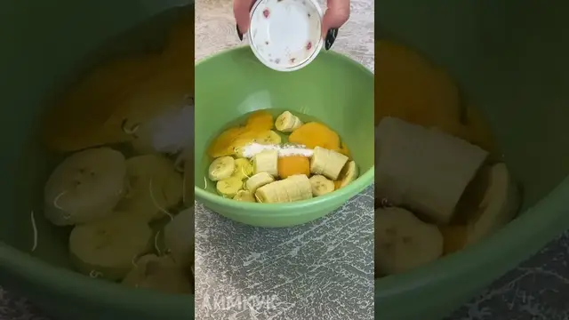 Вкусная выпечка на молоке с начинкой из карамели и свежих бананов