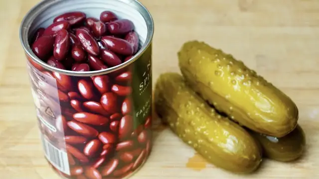 Салат фасолью и огурцами