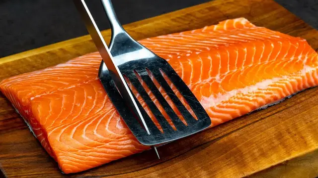 Вкусный лосось на сковороде