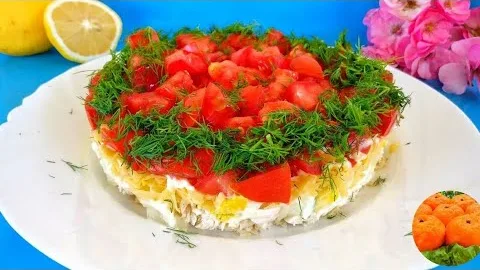 Новогодний слоёный салат с курицы, яиц и помидоров