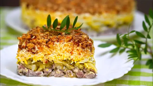 Праздничный салат с мясом и огурцами