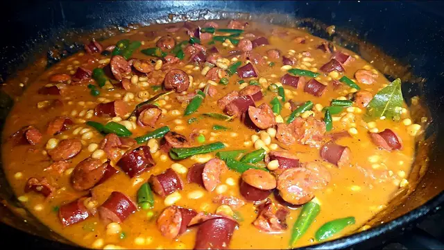 Фасоль с копчеными колбасками в казане