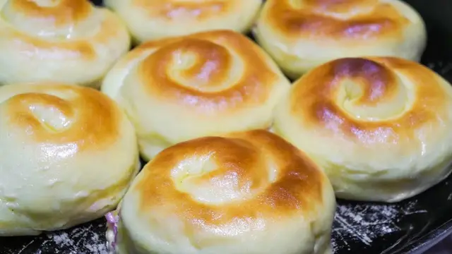 Булочки с колбасой и сыром