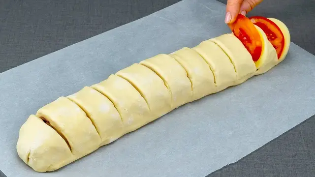 Закусочный рулет из слоеного теста