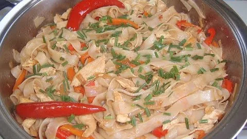 Жареная лапша с овощами