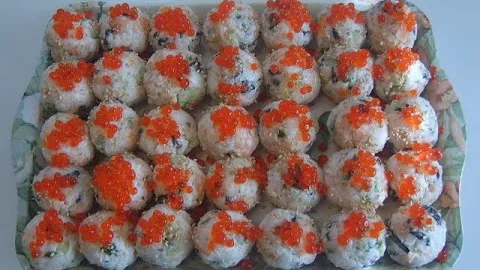 Икра из желе и роллы с красной рыбой